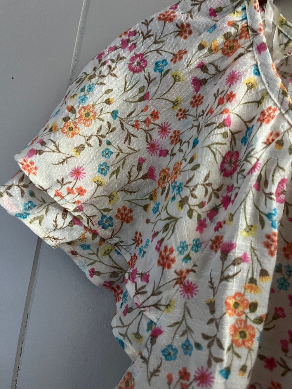 Lightweight White Floral Flutter Sleeve Tunic - Picture 10 of 13